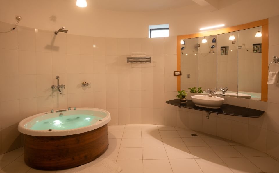 Spacious bathroom with vanity Spacious bathroom with jacuzzi and vanity in the Mandore Jacuzzi room, Jodhpur