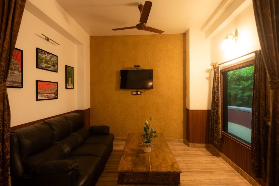 Separate lounge with sofa and TV Lounge with leather sofa and TV in the Mandore Jacuzzi room, Jodhpur