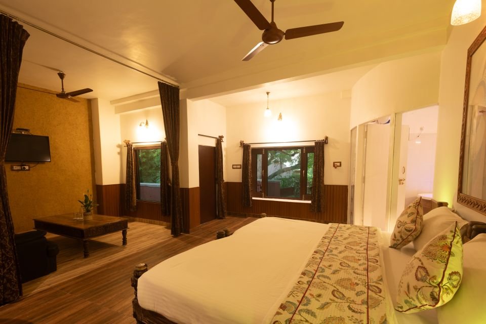 Spacious room layout Overview of the spacious Mandore Jacuzzi room at The Mandore, Jodhpur