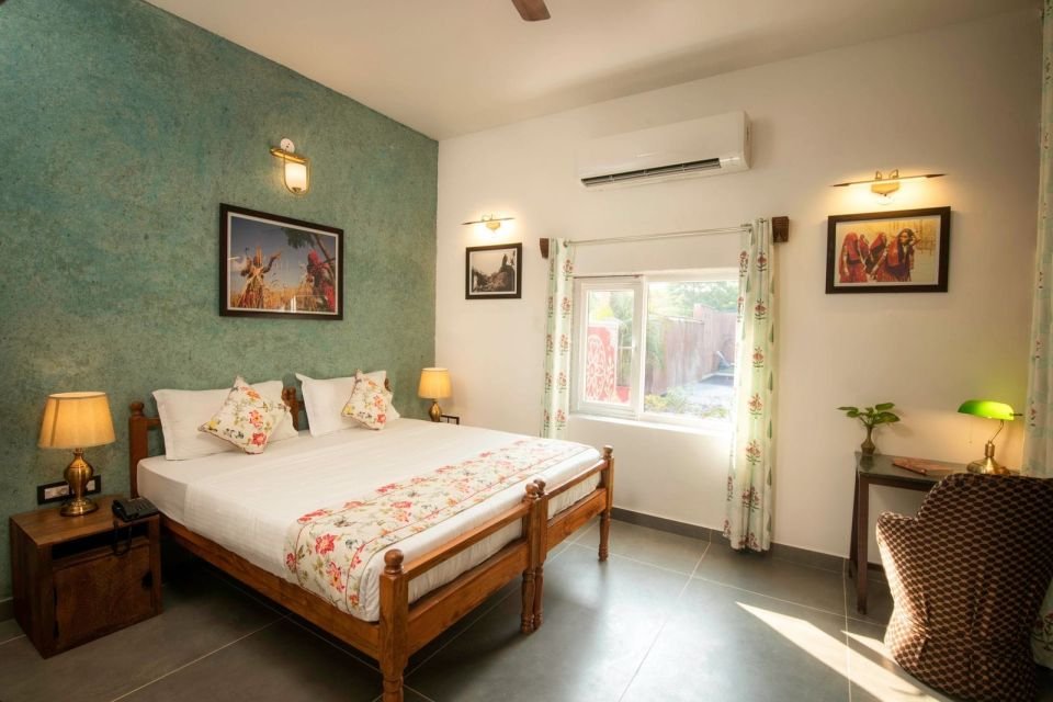 Twin-bed suite with work desk Mandore Suite with twin beds, work desk and Rajasthani paintings at The Mandore, Jodhpur
